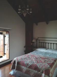 GuarazocaCasa Rural Los Mozos的一间卧室配有床,床上装有被子