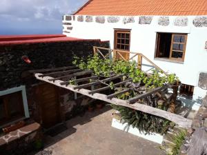 GuarazocaCasa Rural Los Mozos的通往一座植物丛生建筑的楼梯