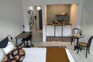 斯特拉斯堡Appartement Spacieux et Cosy - Strasbourg Centre的客房设有一张床、一张书桌和一间厨房