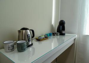 Suite 649 Bilocale con terrazzo的咖啡和沏茶工具