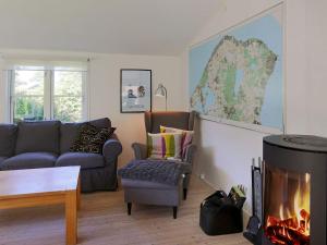 6 person holiday home in Gilleleje的休息区