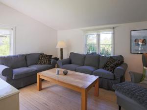 6 person holiday home in Gilleleje的休息区