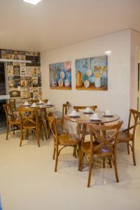 佩尼亚Pé do Morro Pousada的用餐室配有木桌和椅子