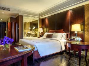 曼谷美憬阁曼谷缪斯廊双酒店的一间卧室配有一张大床、一张桌子和一张书桌