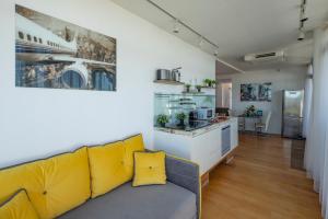 Skyhouse Riga Private Penthouse and SPA的休息区