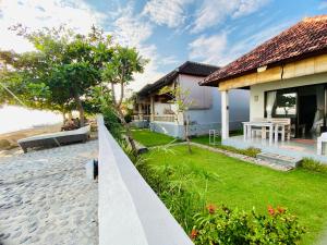 艾湄湾索拉鲁那海滩酒店的一座带花园和房子的别墅