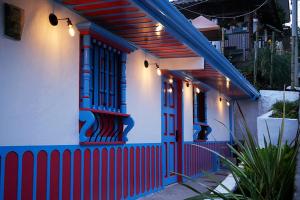 萨兰托Casa Adelina的蓝色和红色装饰的房子和栅栏