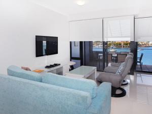 穆卢拉巴Kirribilli 13的客厅配有2张蓝色沙发和电视