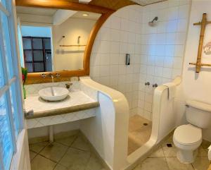 利文斯顿加勒比别墅酒店的一间带水槽和卫生间的浴室