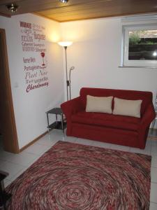 内特塔尔Nettetal - free2beme的客厅配有红色沙发和地毯。