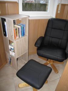 内特塔尔Nettetal - free2beme的一张黑办公椅,坐在书架旁边