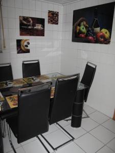 内特塔尔Nettetal - free2beme的用餐室配有桌椅,墙上挂有水果