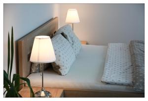 图尔诺夫Apartmán Wellness Sedmihorky的一张带两盏灯和两个枕头的床
