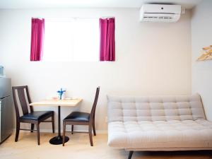 那霸Mcity in Furujima的客厅配有沙发和桌子