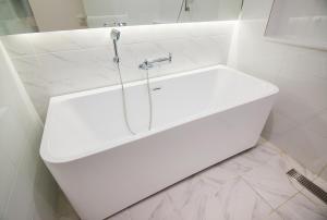 大邱BLO BY BLO HOTEL的白色的浴室设有水槽和淋浴。