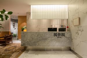 大邱BLO BY BLO HOTEL的大楼内带前台大堂