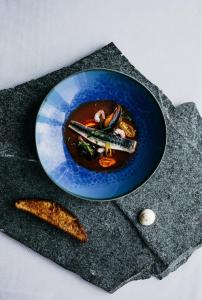 基尔匹斯扎我维基尔皮斯拉普兰酒店的盘子里的蓝色食物碗