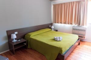 卡斯特拉巴特滨海Tocchi di Puglia的一间卧室配有一张带绿毯的床