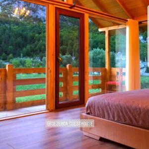 瓦勒博内Villas Jezerca的一间卧室设有床和滑动玻璃门