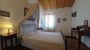 费拉约港Porta del Mare的一间卧室配有一张床、一张书桌和一个窗户。
