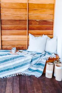SkoenmakerskopSkoon Seaside Accommodation的一张带木制床头板和白色枕头的床