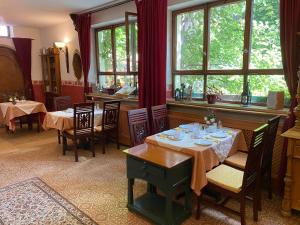 罗滕堡夸泽霍夫伽尼酒店的用餐室设有桌椅和窗户。