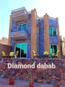 达哈布Diamond Dahab House的前面有标志的建筑