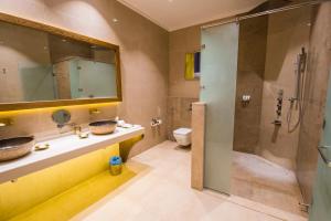 塞拉莱Belad Bont Resort的一间带两个盥洗盆和淋浴的浴室