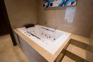塞拉莱Belad Bont Resort的带浴缸的浴室。