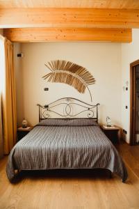 维罗纳NIDO DEL GELSO的一间卧室,配有一张带金属床头板的床