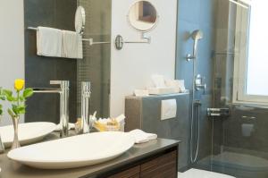 韦吉斯美岸韦吉斯罗曼蒂克酒店 - 美岸系列的一间带水槽和淋浴的浴室