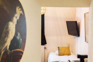 兹沃勒汉斯兹沃勒酒店的一间设有床铺和墙上电视的客房
