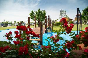维罗纳NIDO DEL GELSO的一个带滑梯和红色鲜花的游乐场