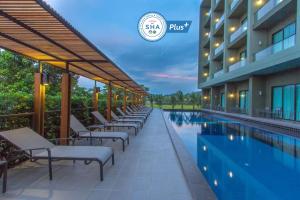 Sugar Marina Hotel -AVIATOR- Phuket Airport - SHA Extra Plus内部或周边的泳池