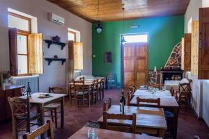 迈萨纳Arsinoe的一间带桌椅和绿色墙壁的餐厅