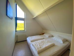 布雷斯肯斯Hello Zeeland - Vakantiehuis Zwin 172的带窗户的客房内的两张床