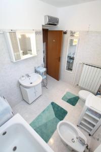 塞科夫列Apartment Gorgo的一间带水槽、浴缸和卫生间的浴室