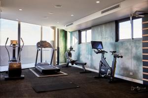 彭里斯Astina Suites, Penrith的一个带健身器材的健身房,位于带窗户的房间