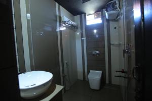 乌提Hotel City Palace的一间带水槽、淋浴和卫生间的浴室