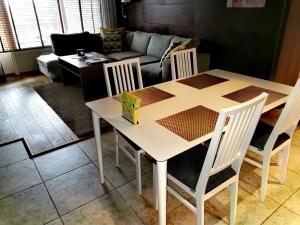 塔库沃里Tahko Spa Suite B3的带沙发的客厅配有桌椅