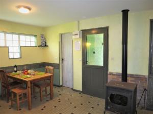 凯拉克Holiday Home Les Sables by Interhome的厨房配有桌子和燃木炉。