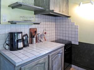 凯拉克Holiday Home Les Sables by Interhome的厨房配有炉灶和台面