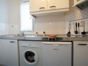 比亚里茨瑞斯海湾比亚里茨公寓的厨房配有洗衣机和水槽