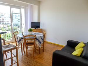 比亚里茨Apartment Océanic-1 by Interhome的客厅配有桌子和沙发