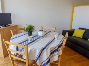 比亚里茨Apartment Océanic-1 by Interhome的一张带蓝白条纹桌布的餐桌