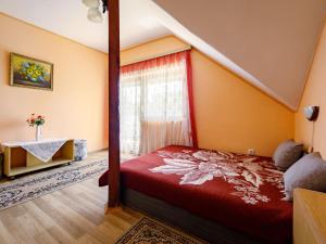 鲍洛通塞迈什Apartment Casablanca 2 by Interhome的一间卧室设有一张床和一个窗口