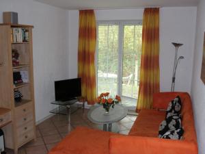 高尔维茨Apartment Gollwitzer Park - Insel Poel-1 by Interhome的客厅配有橙色沙发和电视