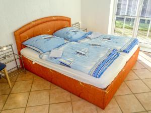 高尔维茨Apartment Gollwitzer Park - Insel Poel-1 by Interhome的一张带蓝色床单和蓝色枕头的床