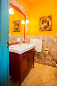 莱西纳卡萨莱朱利亚别墅的一间带水槽和镜子的浴室
