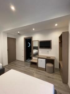 卡萨米尔Hotel Mare 2的酒店客房设有一张床、一台电视和一间卧室。
